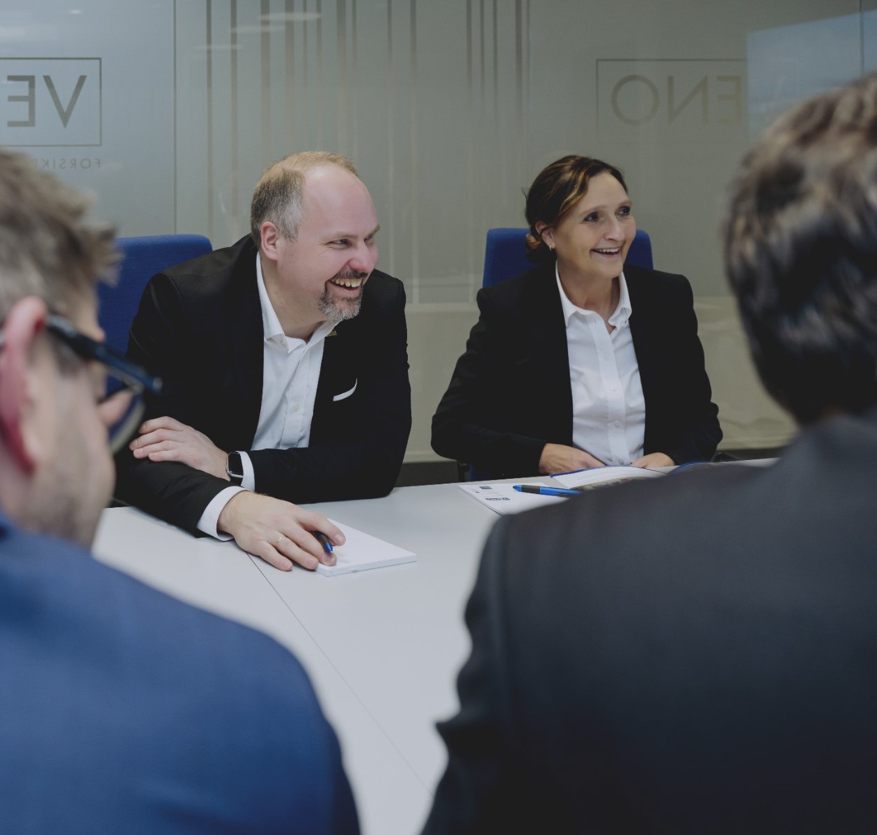 Rådgivere fra VENO i møte med en kunde i møterommet på kontoret