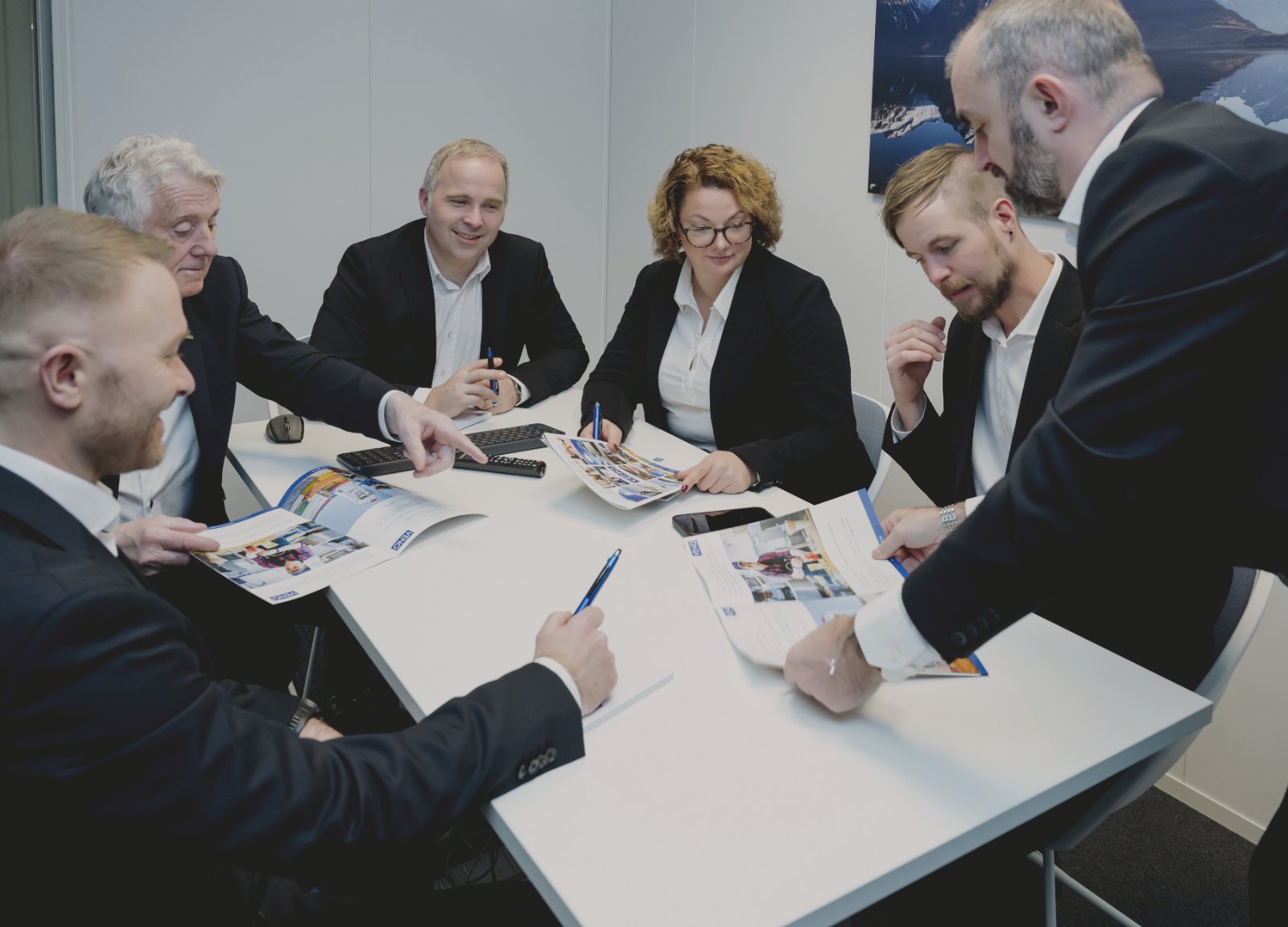 Ansatte i VENO Forsikringsmegling gjennomgår forsikringsdokumenter sammen